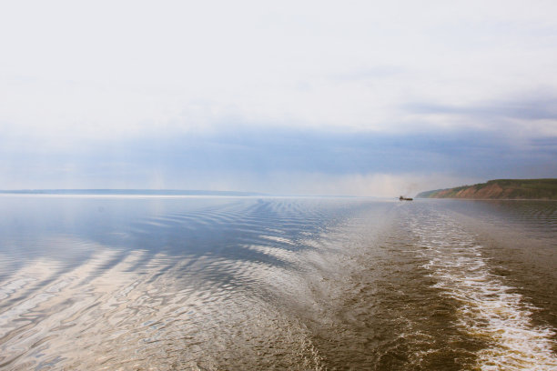 纯净的湖面背景，自然的蓝白背景图片下载