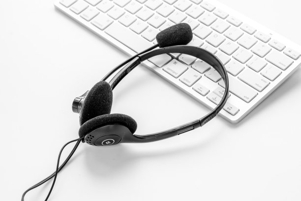 电脑笔记本上的Voip耳机。热线或呼叫中心支持图片下载