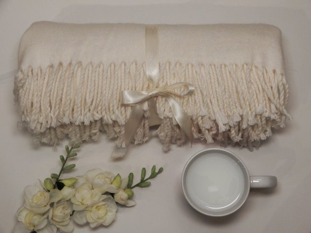 杯牛奶，白毯子和白花俯视图拷贝空间图片下载