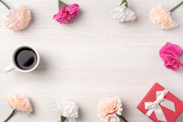 母亲节设计理念。顶视图康乃馨花和节日礼物的想法。图片下载