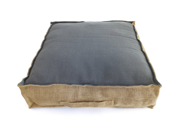 鸟瞰图，白色背景上天然材料的方形棉坐垫。冷却地板座椅厚实，颜色坚实。装饰及家居配件。图片下载