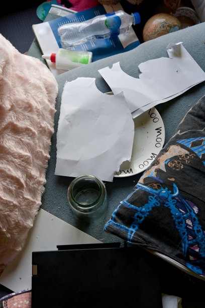 青少年房间里乱七八糟的垃圾。零星的东西图片下载