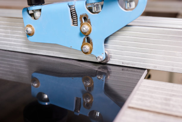 专业陶瓷切割机与瓷砖近距离接触图片下载