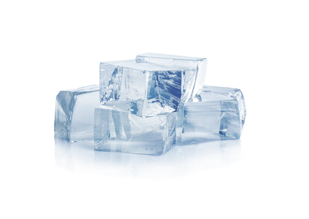 透明的冰块在白色的背景上图片下载