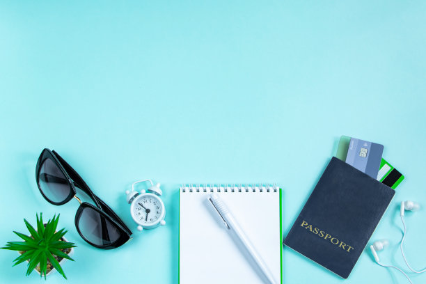 假期计划。蓝色背景的旅行配件。护照，太阳镜和记事本。图片下载