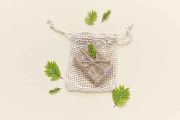 生态友好的天然固体肥皂在自然包装上的米色背景。“零浪费”的概念。塑料是免费的。平躺图片下载