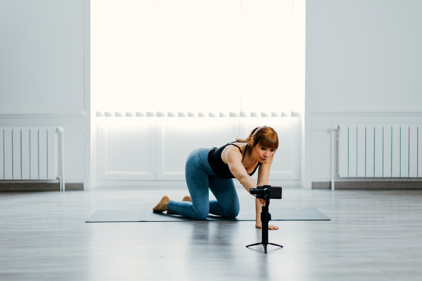 用照相手机拍摄健身锻炼。普拉提或瑜伽课的在线视频直播。用三脚架和手机写博客运动。图片下载