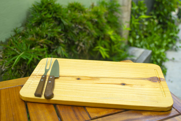 用烧烤用的刀叉清洁木板，图片下载