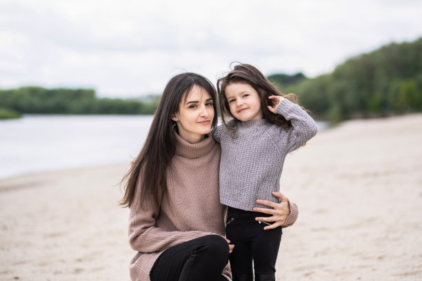 快乐的女人和小女孩在外面玩图片下载