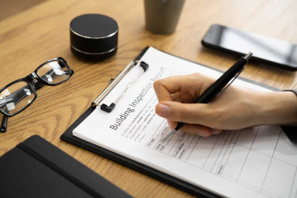 非裔美国检查员检查建筑报告图片下载