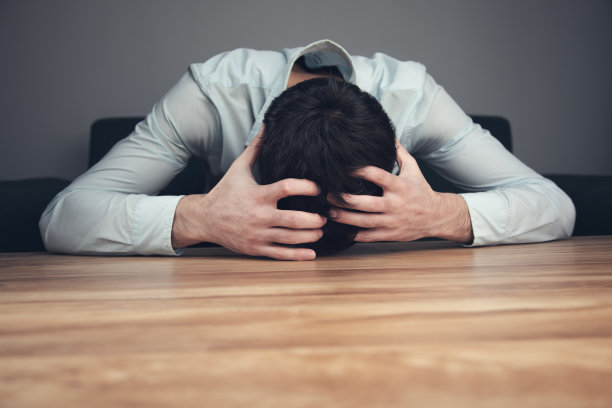 悲伤的人手在头上图片下载