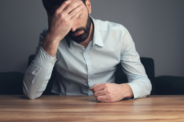 悲伤的人手在头上图片下载