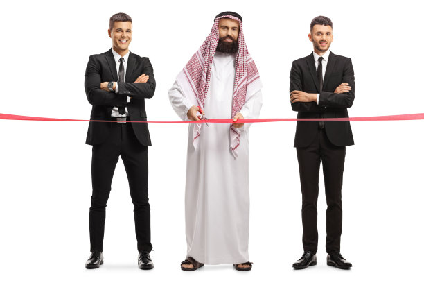 沙特阿拉伯男子剪彩，两位身穿黑色西装的男士图片下载