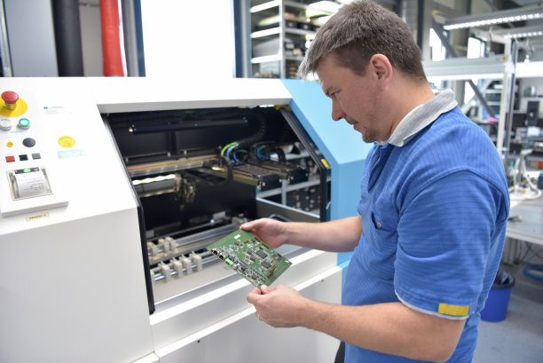 微电子工程:在现代化工厂中从事高科技电子元件生产和质量控制的工人图片下载