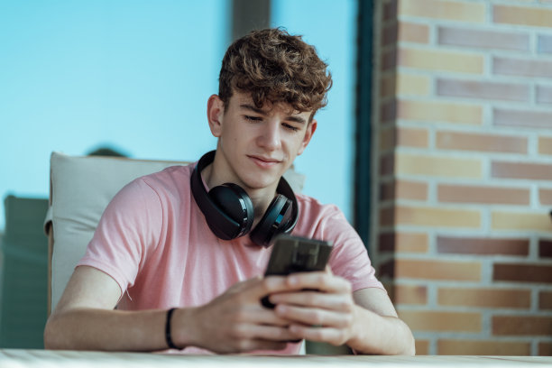 拿着耳机和智能手机的年轻人图片下载