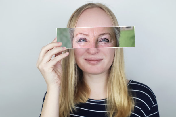 女孩把她老母亲的照片贴在脸上。衰老，遗传，家谱和年轻观念的丧失。与年龄相关的变化前后。的照片。图片下载