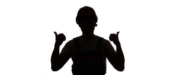 年轻的建筑工人剪影在安全帽显示拇指向两边，广告空间用手指指向手势图片下载