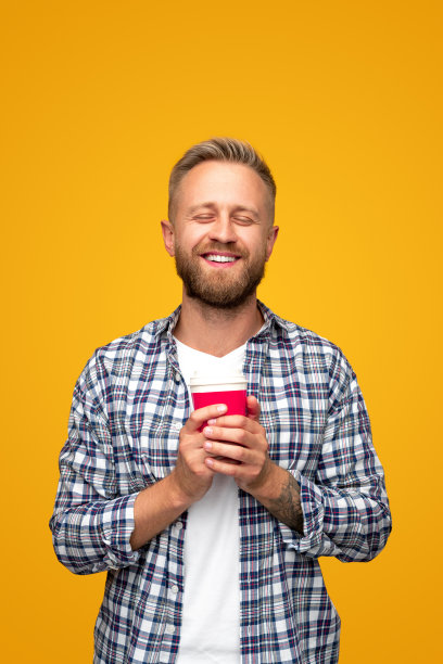 享受清晨咖啡的快乐男人图片下载