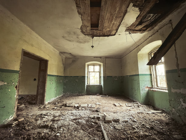 波兰一座废弃房屋的内部图片下载