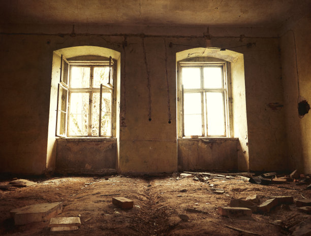 波兰一座废弃房屋的内部图片下载