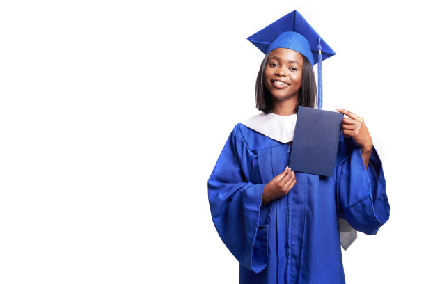 一名身穿蓝色长袍的黑人妇女在白色背景下微笑，并展示了文凭图片下载