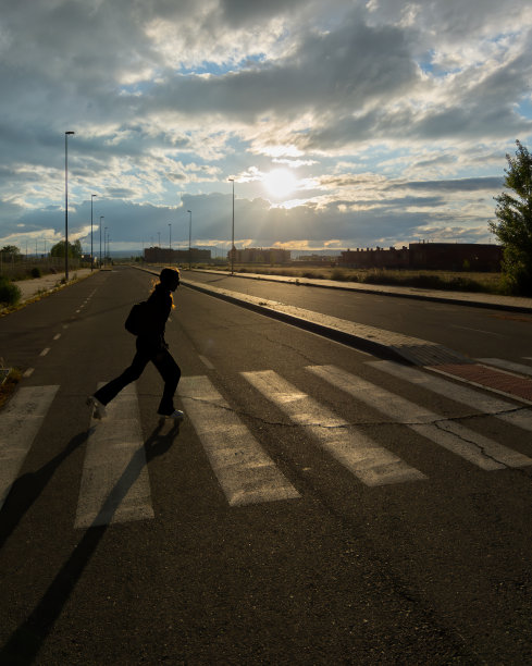 独自在城市里图片下载