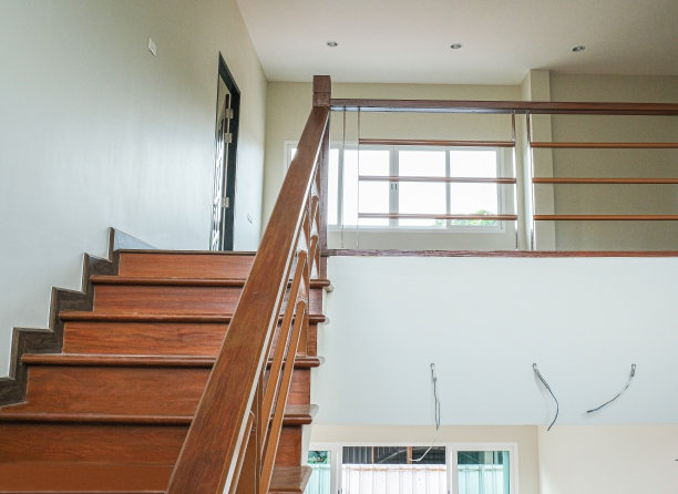 新住宅建筑中的多阶木楼梯。棕色铁扶手装饰室内地产。图片下载