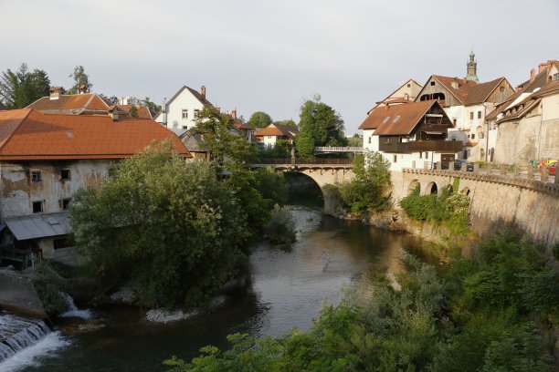 河流穿过这座城市图片下载