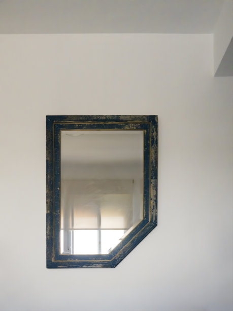 白色的墙上挂着古老而饱经风霜的镜子图片下载