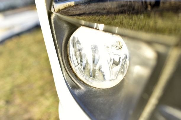 红色和白色闪亮的车灯近了图片下载