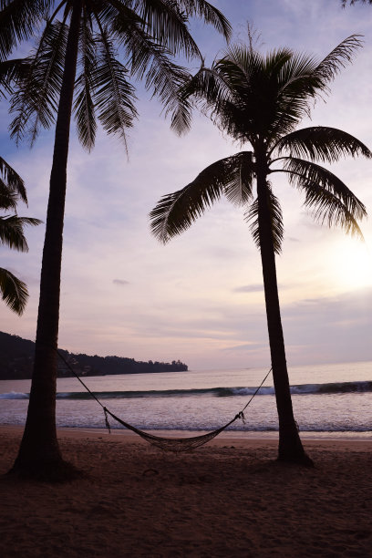 泰国海滩上鼓舞人心的日落图片下载