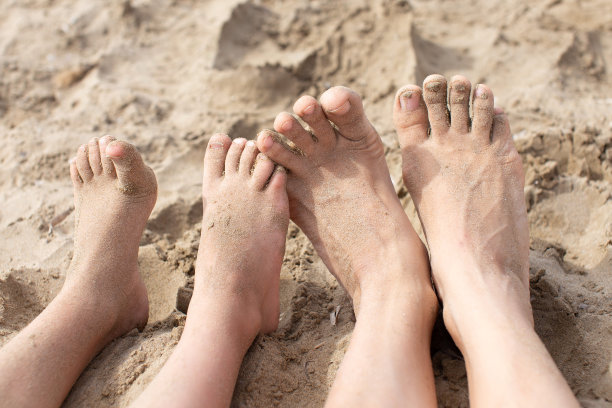 一个女人和一个孩子正在沙滩上休息图片下载