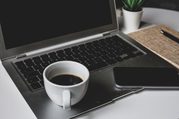 笔记本，咖啡杯，笔记本，笔记。机器人在家里。白色背景图片图片下载