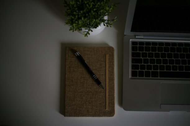 俯视图照片的工作场所。图片下载