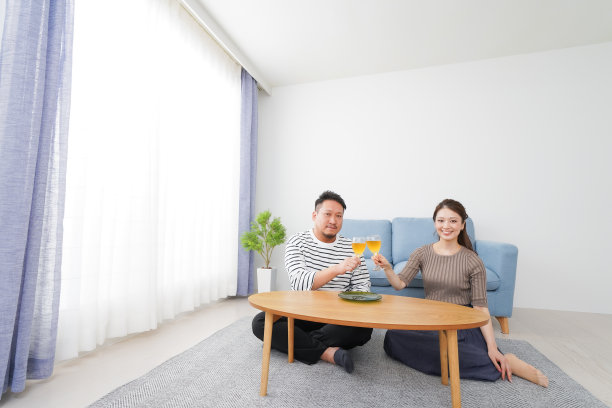 年轻的男男女女在家里敬酒图片下载