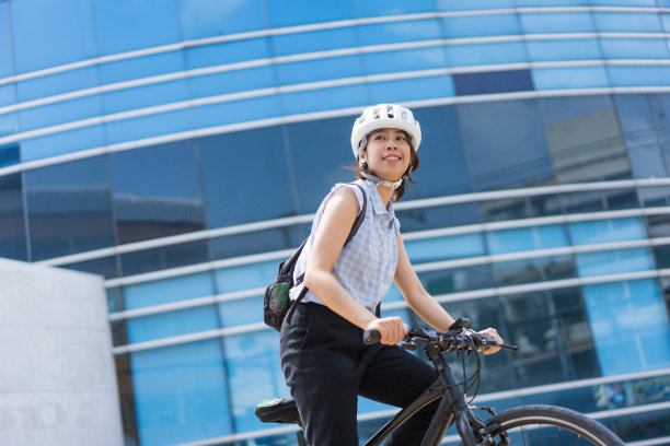 女工骑自行车进城上班图片下载