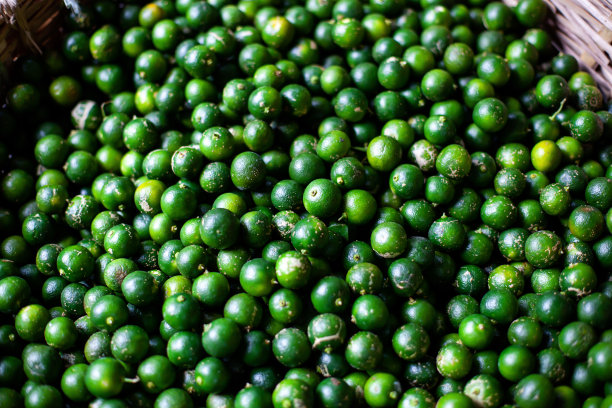 Calamansi在篮子里。市场上有很多热带柑橘类水果图片下载