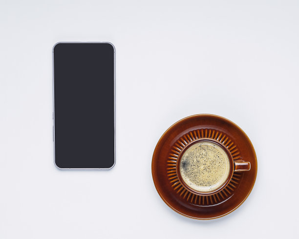 棕色的黑咖啡和白色背景下的手机，孤立无间图片下载