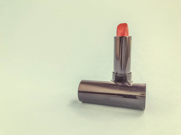 平面的创意女性化妆品为粉红色的口红与复制空间的彩色背景图片下载