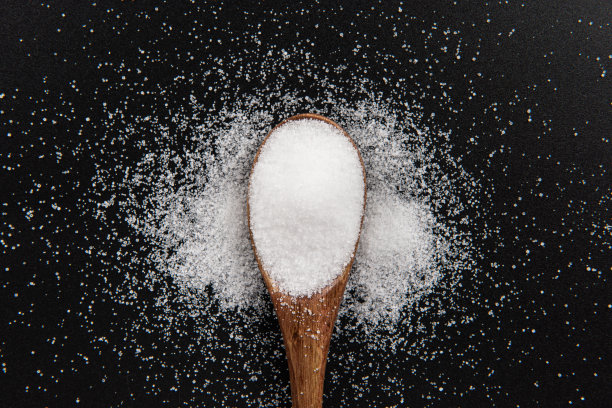 木勺背景里的盐堆图片下载