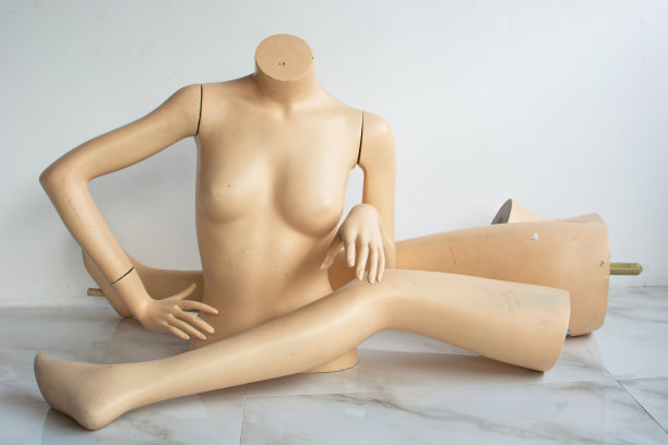 木偶服装模特被遗弃了，坏掉了图片下载