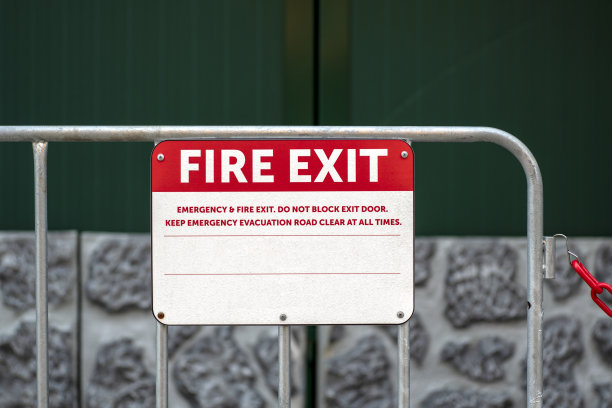 公园照片中的消防出口标志图片下载