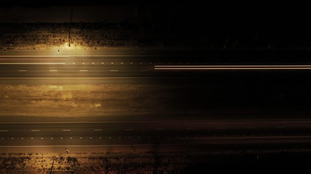 从上到下无人机拍摄的黑暗公路图片下载