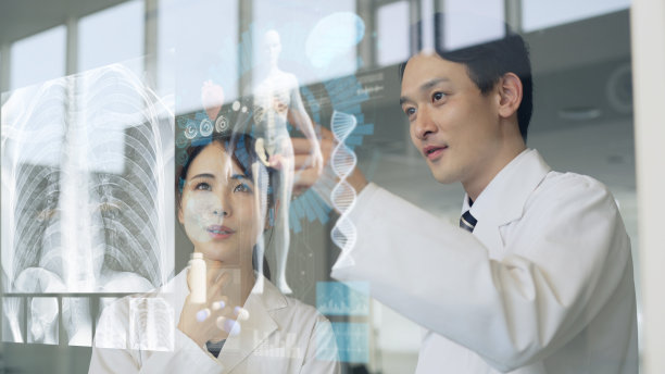 医疗职业看着玻璃屏幕。医疗技术。生物技术。医学技术。图片下载