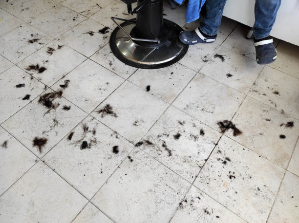 理发师把头发洒在了地板上，图片下载