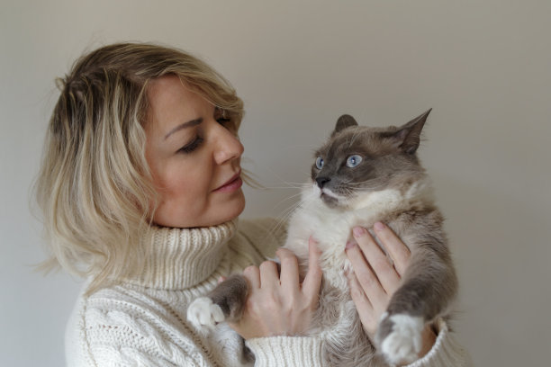 女人拥抱她的猫图片下载