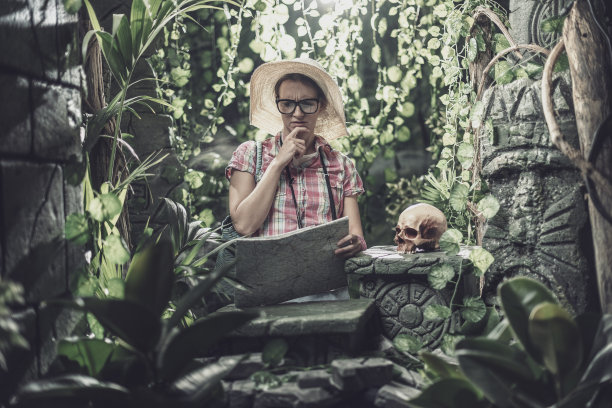 游客在热带丛林中迷路了图片下载