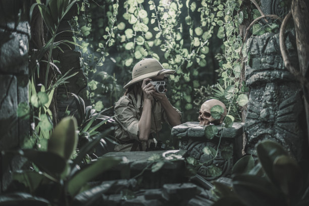 勇敢的探险家在热带森林里拍摄照片图片下载