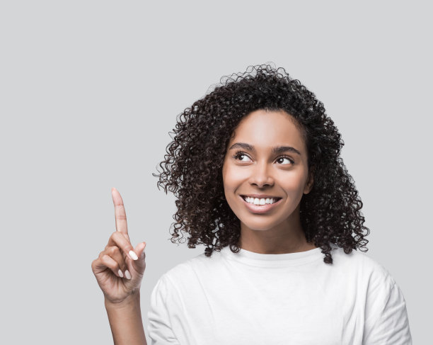 混血儿女人穿着白色t恤指着产品图片下载