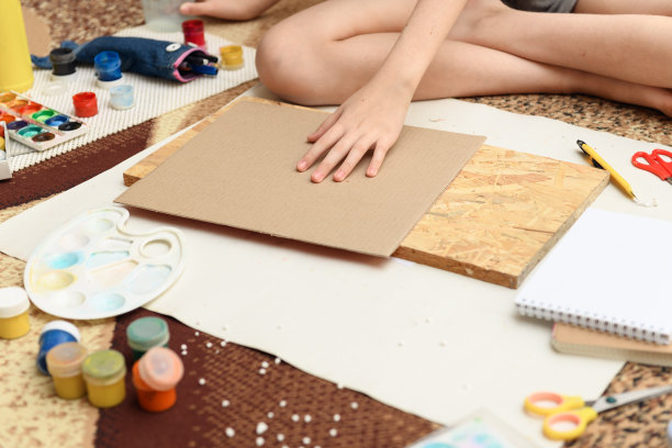 水彩颜料和纸的特写，绘画，艺术创作在家里，工作空间，使创造性的艺术品图片下载